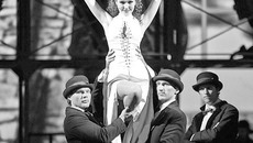 Во всем этом бурлении людей и декораций, будем объективны, глаз выхватывает и остроумные локальные решения, детали сценографии. Фото Виктора ДМИТРИЕВА