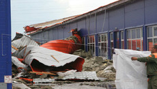 Мощный ветер сорвал часть крыши с павильонов торгового центра «Калейдоскоп». Фото Михаила ПЕРМИНА