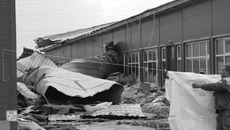 Мощный ветер сорвал часть крыши с павильонов торгового центра «Калейдоскоп». Фото Михаила ПЕРМИНА