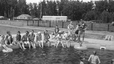 Купание в открытом бассейне на территории лагеря — привычное дело. Фото Веры ПРИЛУЦКОЙ и Марины ЛУПЕЙКЕНЕ