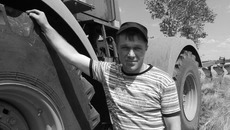 Механизатор Анатолий Дель занимается вспашкой паров. Фото Марины ЛУПЕЙКЕНЕ