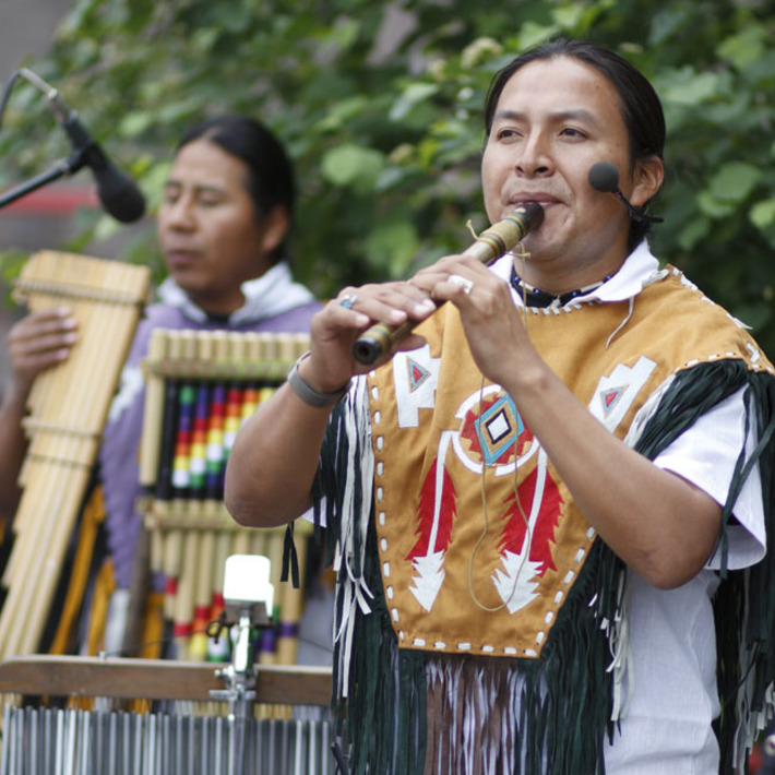 Один из ансамблей сибирских индейцев. Фото Аркадия УВАРОВА