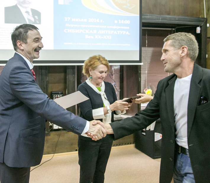 Игорь Кожухов (справа) из села Береговое — лауреат премии Петра Дедова. Фото предоставлены Новосибирской государственной областной научной библиотекой