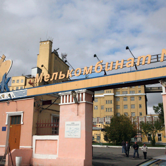 Еще недавно линии мелькомбината № 1 были загружены на полную мощность. Фото Михаила ПЕРМИНА