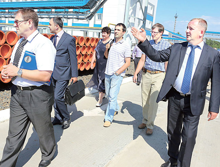 На газпромовских объектах царят чистота и порядок — участники встречи убедились в этом, посетив с экскурсией компрессорную станцию. Фото Натальи МАНТОРОВОЙ