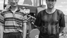 Весь сенокос в хозяйстве на братьях Александре и Геннадии Головачах (слева направо). Фото Марины ЛУПЕЙКЕНЕ