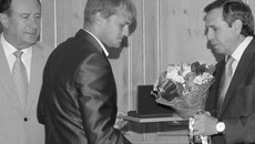 Владимир Городецкий вручает знак «Горячее сердце» Никите Миллеру. Это награда за готовность с риском для жизни прийти на помощь. Фото пресс-службы губернатора и правительства НСО
