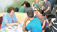 В центре занятости тесновато. Соискателей пришло не меньше сотни. Фото Юлии НАЗАРЕНКО