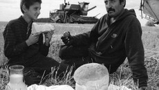 К отцу в поле. Фото Бориса МОСКВИНА