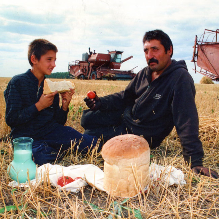 К отцу в поле. Фото Бориса МОСКВИНА