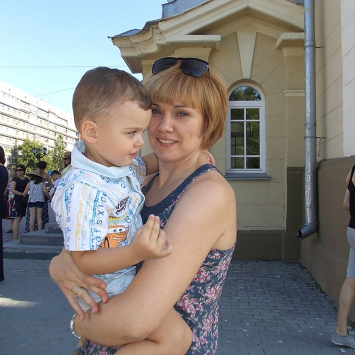 Актриса Елена Жданова  с сыном Матвеем. Фото Татьяны ШИПИЛОВОЙ