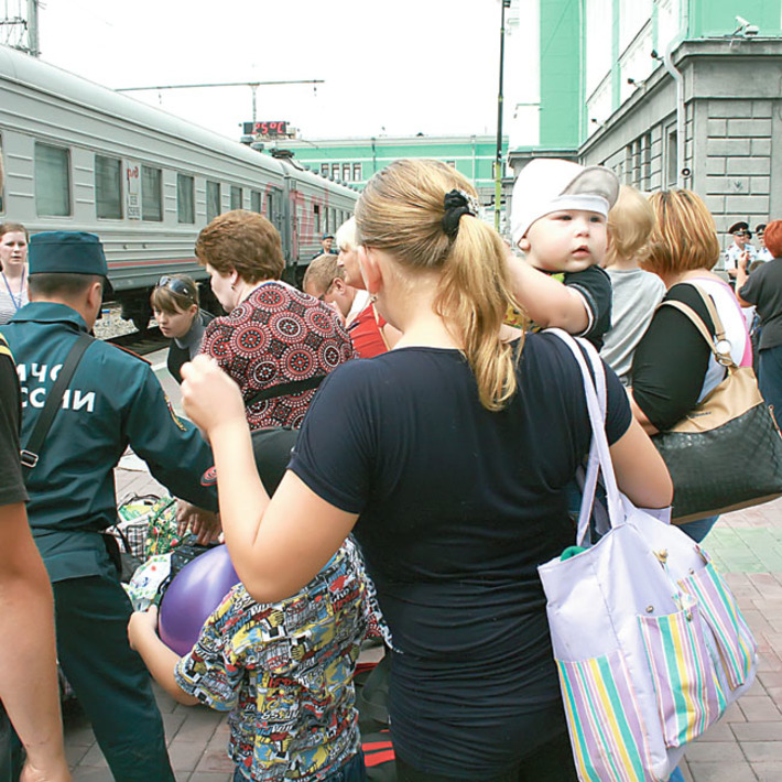 Около 70 лет назад новосибирцы также встречали и размещали у себя бежавших от гитлеровских бомбежек ленинградцев. Фото Михаила ПЕРМИНА