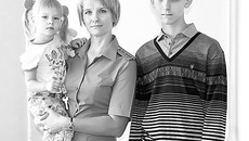 Пока подполковник Павел Воробьёв выполняет служебно-боевые задачи за пределами Новосибирска, его жена Оксана, дети Андрей и Полина готовятся к новоселью. Фото Натальи МАНТОРОВОЙ