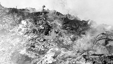 Находиться без защитной повязки на территории свалки опасно для здоровья. Фото Михаила ПЕРМИНА