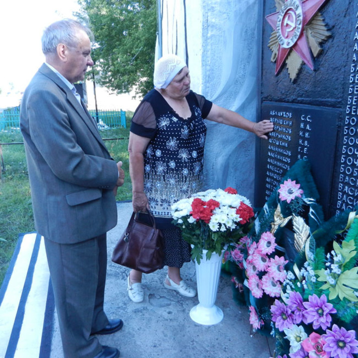 Геннадий Аверьянов с сестрой Галиной Ткалун у плиты с именем отца на монументе в память павшим односельчанам на малой родине. Фото Марины ЛУПЕЙКЕНЕ