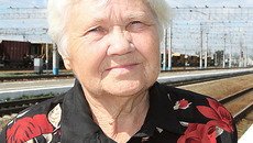 Ветеран Инского эксплуатационного вагонного депо Светлана Викторовна Гузенко — человек с активной жизненной позицией, хранитель истории родного депо. Ее трудовой стаж — 37 лет. Она ударник 11-й пятилетки, обладатель звания «Лучший по профессии» по Новосибирскому отделению дороги. А одна из самых дорогих наград для нашей героини — именные часы министра путей сообщения. Фото Елены КОСТИНОЙ