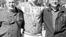Тренер Владимир Марковский и папа Барзани Бемалян — надежная поддержка и опора чемпиона. Фото Натальи МАНТОРОВОЙ