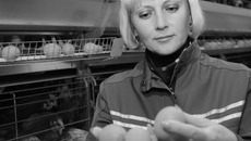 Продукцию проверяет Юлия Исмайлова. Фото Михаила ПЕРМИНА