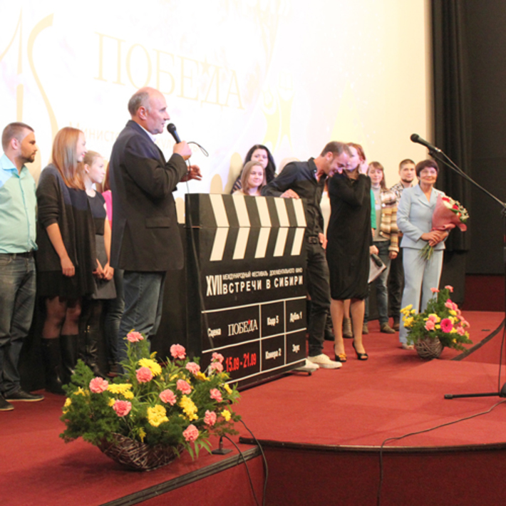 Открытие фестиваля: цветы, улыбки, полный залФото Светланы ЖУКОВСКОЙ