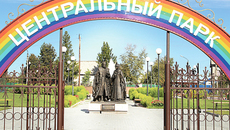 Скульптуры Петра и Февроньи, покровителей семьи и любви, встречают в Купино всех посетителей Центрального парка, созданного при поддержке земляков-предпринимателей