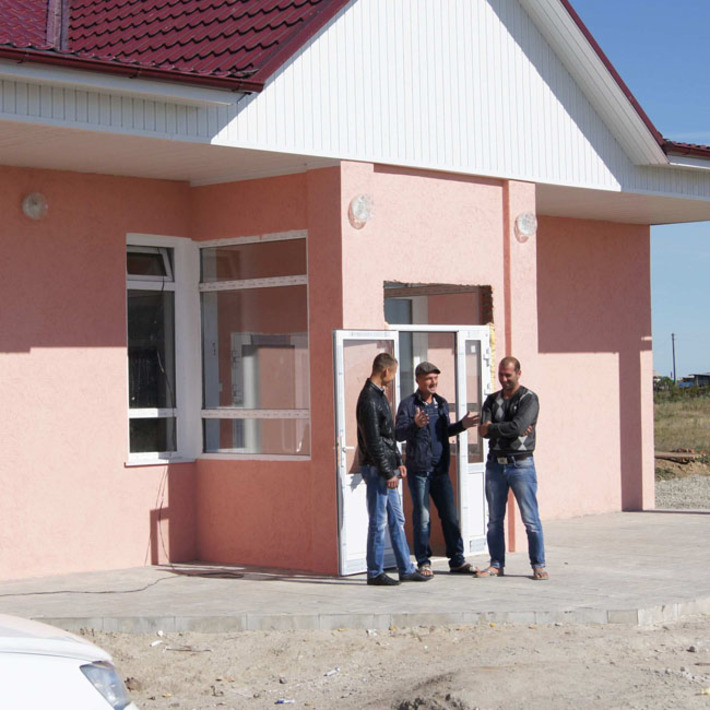 Парни пришли. Ждут «Чалдоночку» и «Веселую нотку»? Фото Николая ЦАРЕВА