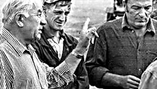 Иван Гаврилович с механизаторами и руководителем колхоза «Имени Калинина». Фото из архива династии Глагольевых