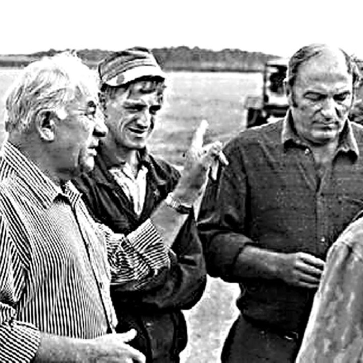 Иван Гаврилович с механизаторами и руководителем колхоза «Имени Калинина». Фото из архива династии Глагольевых