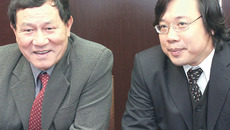 Начальник главного управления оборонной промышленности Фам Туан и заместитель председателя Торгово-промышленной палаты СРВ Нгуен Ву Кьен. Фото Марии КОЗЛОВОЙ