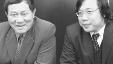 Начальник главного управления оборонной промышленности Фам Туан и заместитель председателя Торгово-промышленной палаты СРВ Нгуен Ву Кьен. Фото Марии КОЗЛОВОЙ