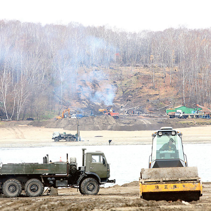 Фактически работа началась в 2009 году: очистка берегов,  вынос коммуникаций,  подготовка стройплощадок, сооружение двухкилометровой временной подъездной дороги и необходимых инженерных коммуникаций,  снос частного сектора. Девятого февраля 2010 года в основание первой опоры министр транспорта РФ Игорь Левитин и мэр Новосибирска Владимир Городецкий произвели закладку символического камня, а неделей позже началось бурение скважин под опоры № 21 и № 22 на правом берегу. К осени 2010-го был проделан большой объем работ,  в октябре первый пролет моста массой 380 тонн и длиной около 120 метров был смонтирован и готов к надвижке. На левом берегу тоже кипела работа: вырубали деревья,  шла подготовка к возведению опор.