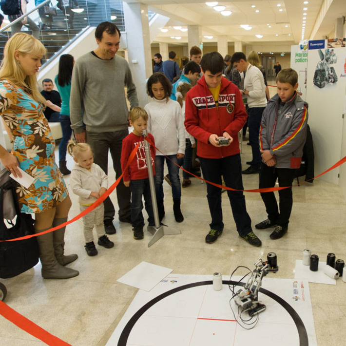 В зоне «ВАЛЛ-И» проходили занятия-погружения для детей  по управлению андроидными роботами, а также конструированию  и программированию реальных и виртуальных роботов. Фото Аркадия УВАРОВА