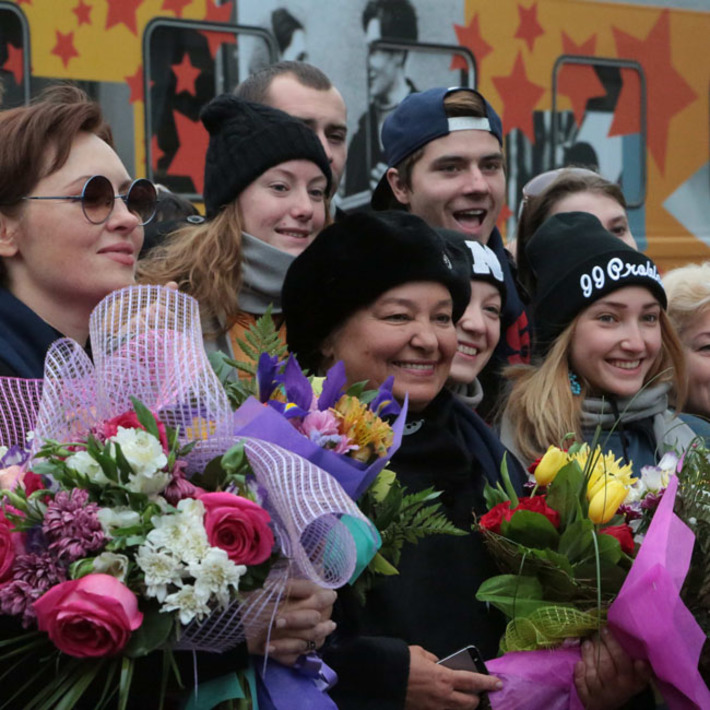 Гостей из Москвы на новосибирском вокзале встречали с сибирским размахом и гостеприимством. Фото Михаила ПЕРМИНА