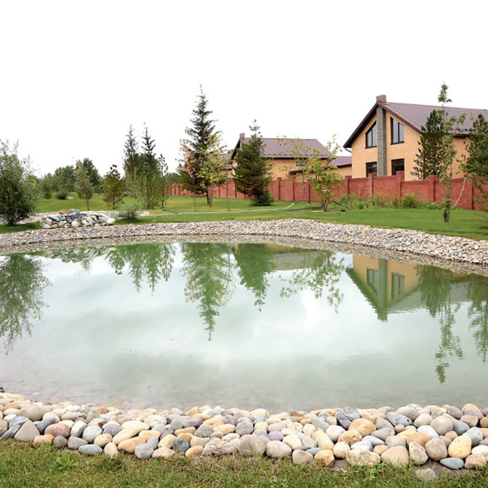 Факт, что домик стоит у озера, — «дополнительная опция» для повышения продаж новостроек. Фото Михаила ПЕРМИНА