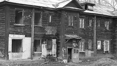 Вот такой социальный контраст: старый барак и новое современное жилье. Что может быть нагляднее? Фото Аркадия УВАРОВА