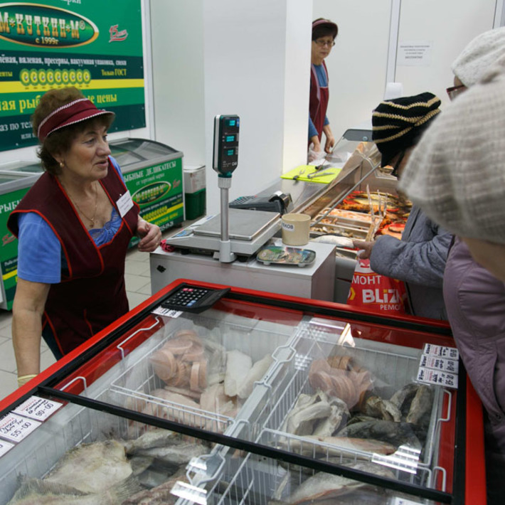 На социальной ярмарке можно было купить продукты дешевле и поучаствовать в дегустации. Фото Аркадия УВАРОВА