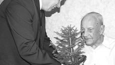 Лучший подарок — от Сергея Швеца. Фото Виталия ЗЛОДЕЕВА