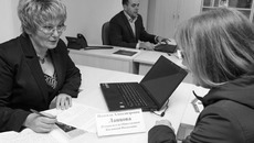 Прием граждан ведут специально обученные общественные инспектора. Также у общественной инспекции есть возможность выезжать на проверки в область. Фото Аркадия УВАРОВА