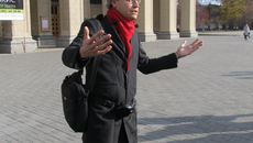 Прогулку с новосибирцами Иван Невзгодин начал возле театра оперы и балета