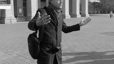 Прогулку с новосибирцами Иван Невзгодин начал возле театра оперы и балета