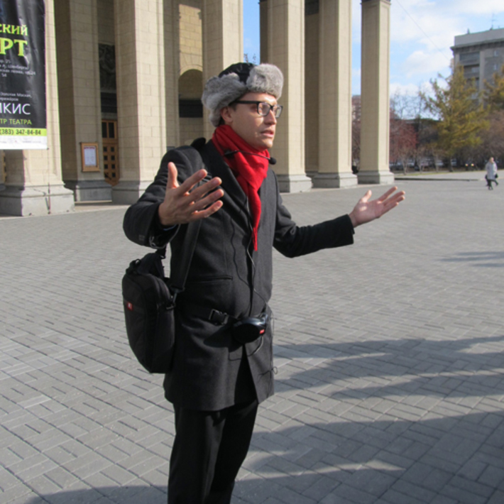 Прогулку с новосибирцами Иван Невзгодин начал возле театра оперы и балета