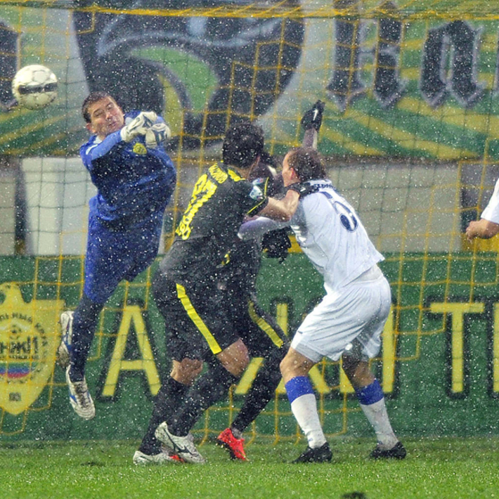 Игра изобиловала острыми моментами. Фото с сайта www.fc-anji.ru