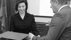 Елену Гончарову, председателя КСП, поздравляет Иван Мороз, председатель Законодательного собрания Новосибирской области. Фото Михаила ПЕРМИНА