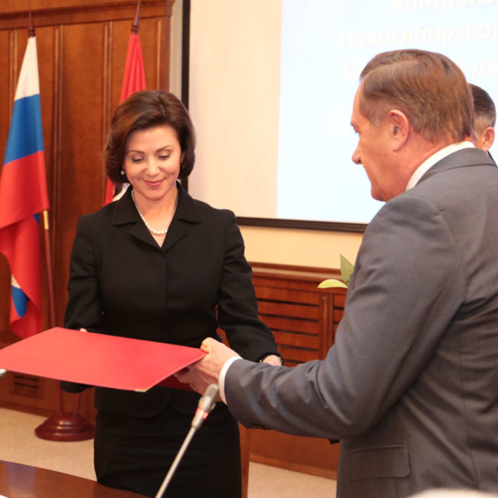 Елену Гончарову, председателя КСП, поздравляет Иван Мороз, председатель Законодательного собрания Новосибирской области. Фото Михаила ПЕРМИНА