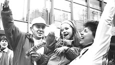 В октябре газете «Советская Сибирь» исполнилось 95 лет. Без малого век она исправно приходит к своим читателям. На архивном фото журналисты — участники автопробега по районам области. Фото из архива «Советской Сибири»