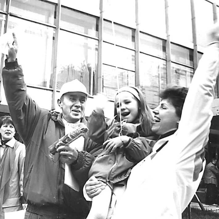 В октябре газете «Советская Сибирь» исполнилось 95 лет. Без малого век она исправно приходит к своим читателям. На архивном фото журналисты — участники автопробега по районам области. Фото из архива «Советской Сибири»