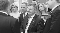 Заместитель губернатора Василий Пронькин (в центре) ознакомился с выставкой. Фото Михаила ПЕРМИНА