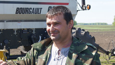 Механизатор ЗАО «Лукошино» Купинского района Алексей Геренгер участвовал во всех этапах работ — от посевной до жатвы хлебов. Говорят, что на таких поле держится. Это верно. Лукошинцы собрали нынче по 25 центнеров зерна с гектара