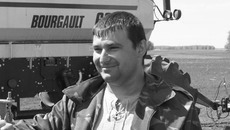 Механизатор ЗАО «Лукошино» Купинского района Алексей Геренгер участвовал во всех этапах работ — от посевной до жатвы хлебов. Говорят, что на таких поле держится. Это верно. Лукошинцы собрали нынче по 25 центнеров зерна с гектара