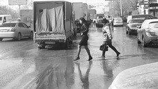 Пешеходы часто сами выбирают, где переходить дорогу. Что нередко плохо заканчивается. Фото Аркадия УВАРОВА