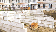 Школы, больницы, дома культуры и спортзалы будут строиться в области. Фото Аркадия УВАРОВА